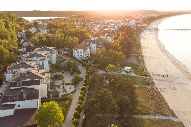 Luftbild bei Sonnenuntergang über dem Binzer Strand – das Grand Hotel Binz setzt auf nachhaltige Energielösungen