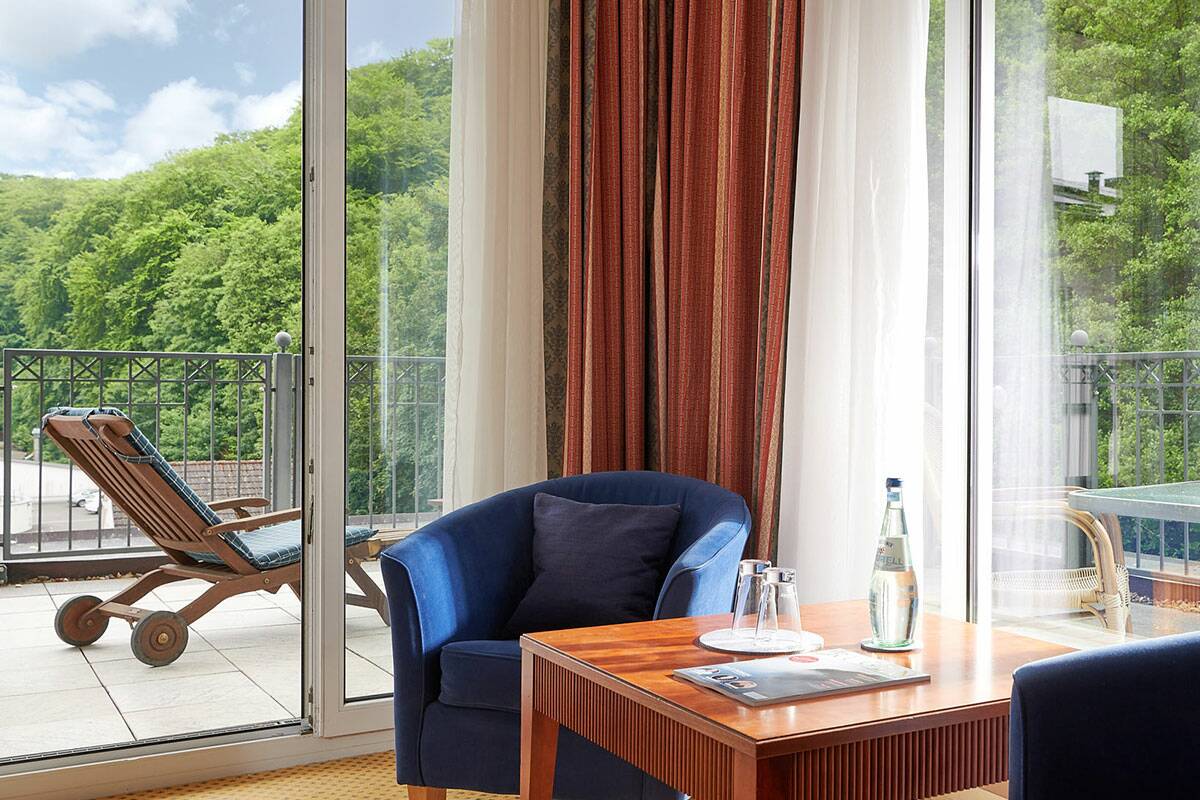 Das Granitz Deluxe Zimmer mit Dachterrasse zur Waldseite ist perfekt für einen Wellnessurlaub zu zweit.