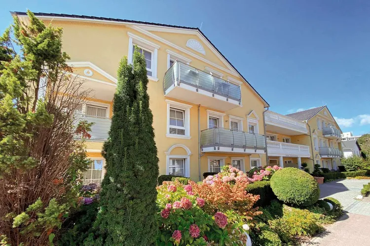 Arkona Strandresidenzen in Binz – yellow apartment building with stylish holiday flats and exclusive hotel access