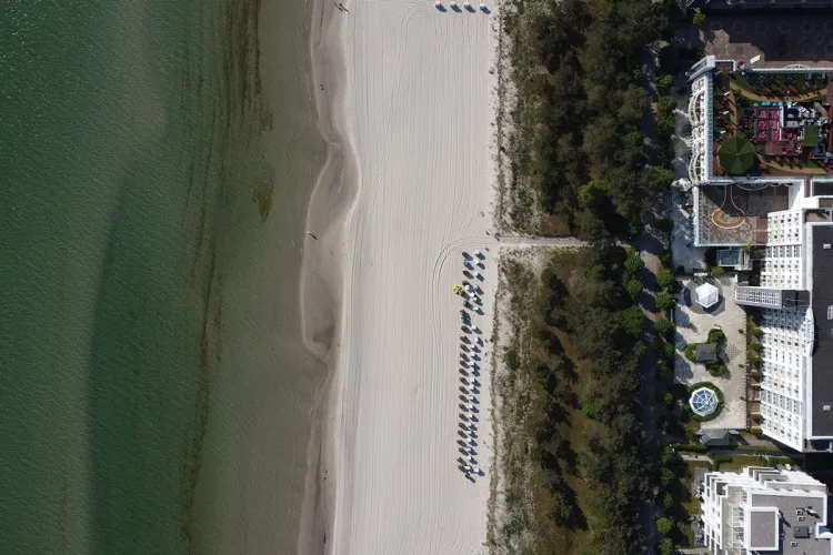 Strand von Binz mit Blick auf das Meer – Grand Hotel Binz integriert Wasserspartechnik in Gästezimmer und Gartenpflege