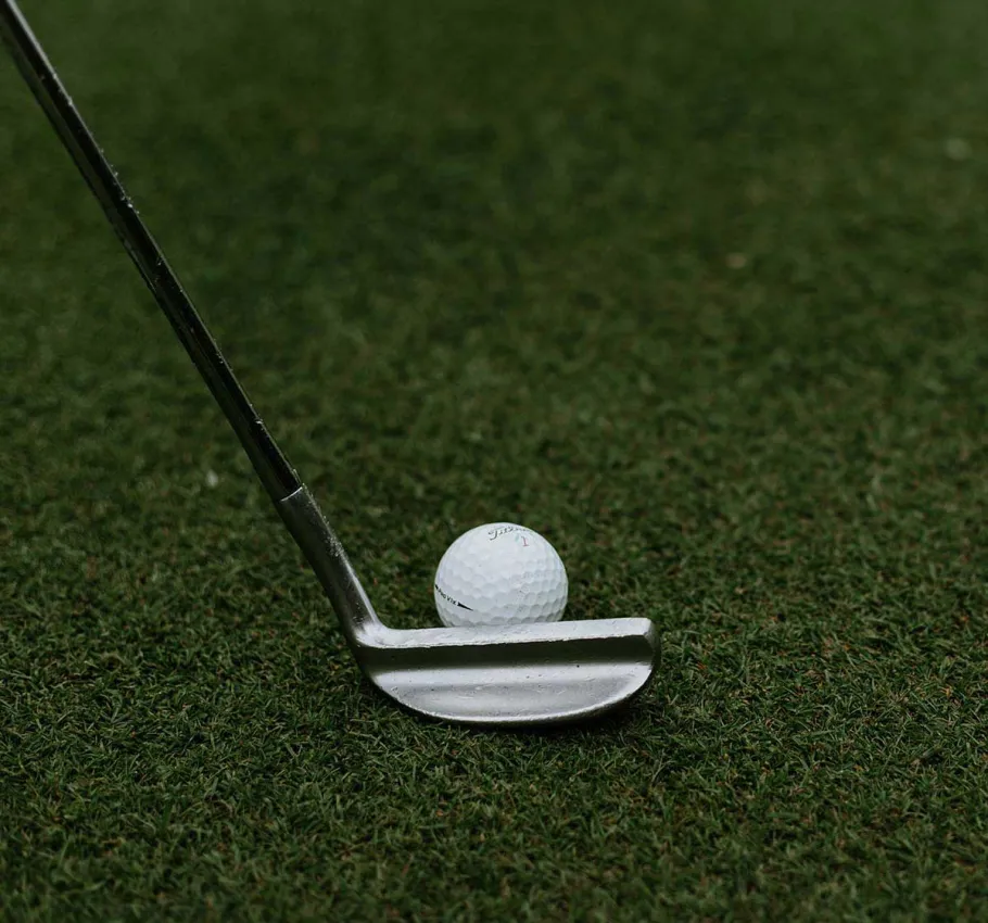 Golfschläger und -ball bereit für den Abschlag beim Golf-und-Relax-Angebot des Grand Hotel Binz im Golfurlaub auf Rügen.