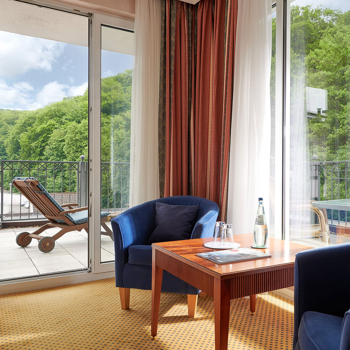 Das Granitz Deluxe Zimmer mit Dachterrasse zur Waldseite ist perfekt für einen Wellnessurlaub zu zweit.