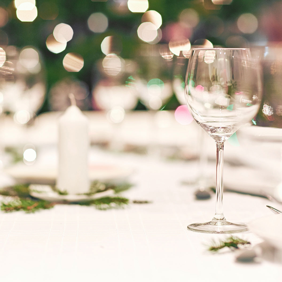 Festively decorated table at a candlelit Christmas dinner at the Grand Hotel Binz on Rügen.