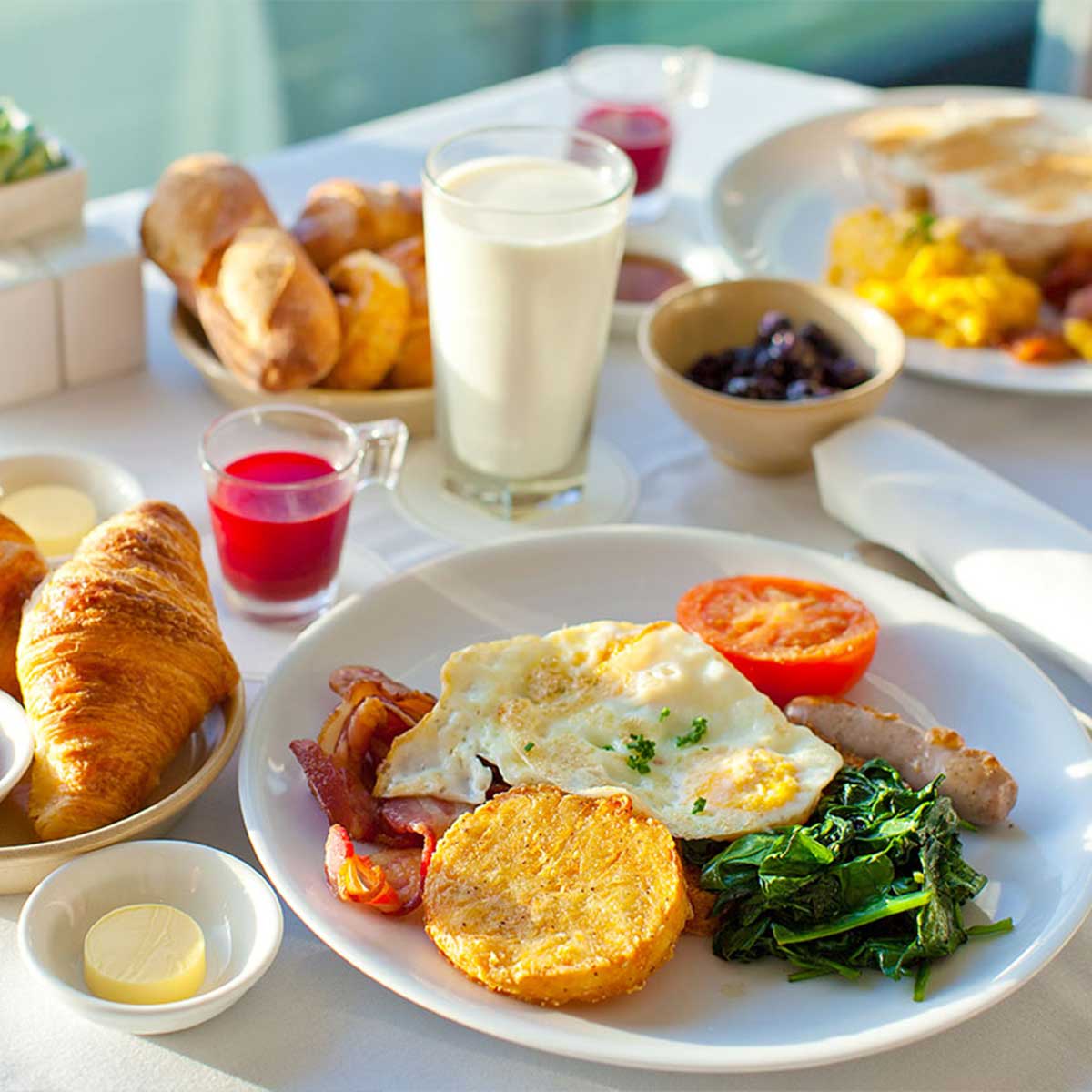Gedeckter Tisch mit Leckereien vom reichhaltigen Frühstücksbuffet, Teil des Genussmomente-Angebots, im Grand Hotel Binz.