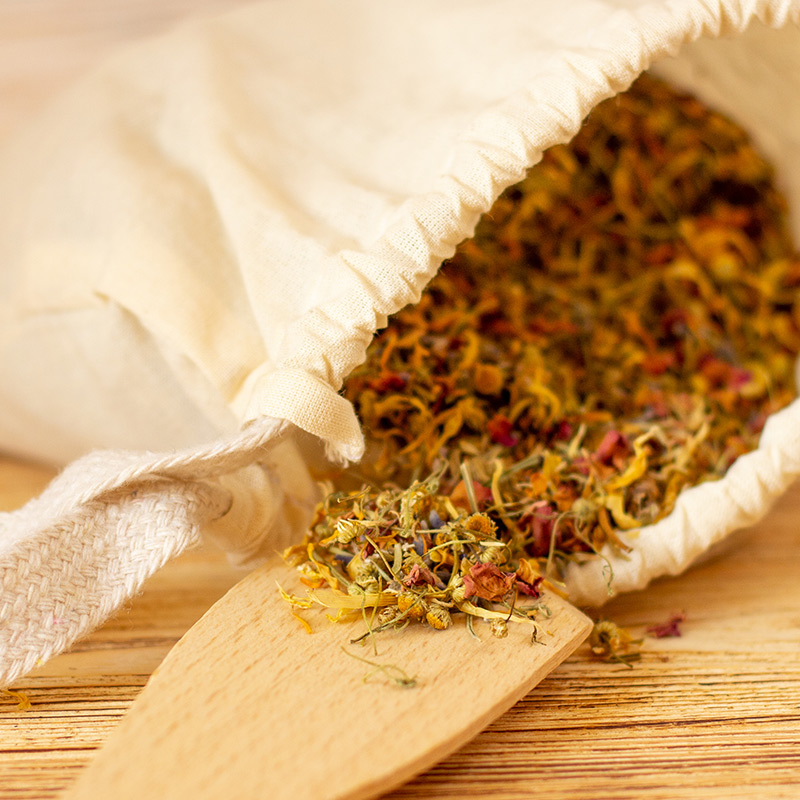 Ayurvedische Kräutermischung für ein Entspannungsbad.