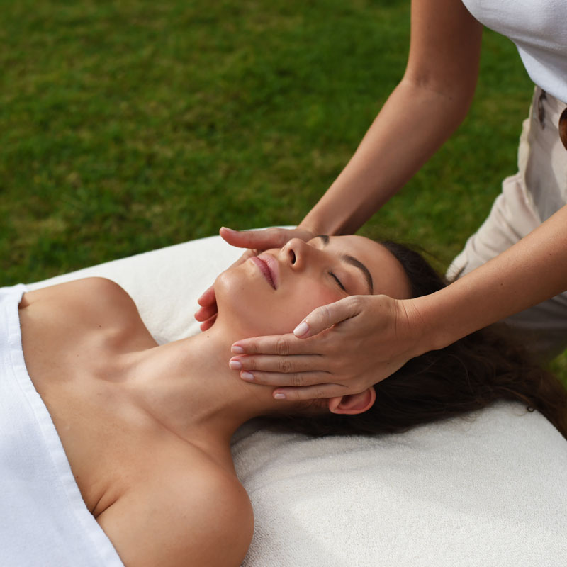 Short facial and décolleté treatment with cleansing and revitalizing effects for a radiant complexion.