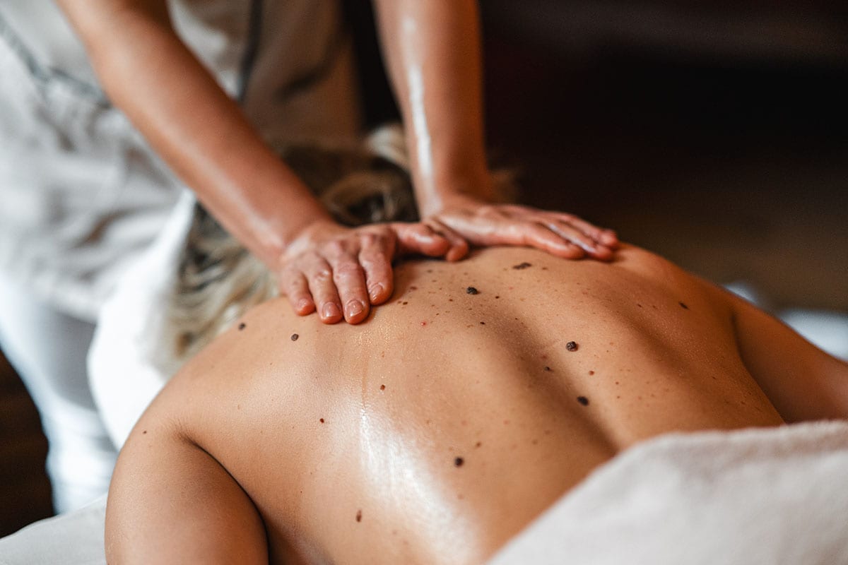 Rückenmassage mit warmem Öl im Thai-Bali Spa für Entspannung und Pflege